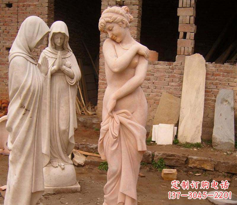 日照美丽的女人雕塑