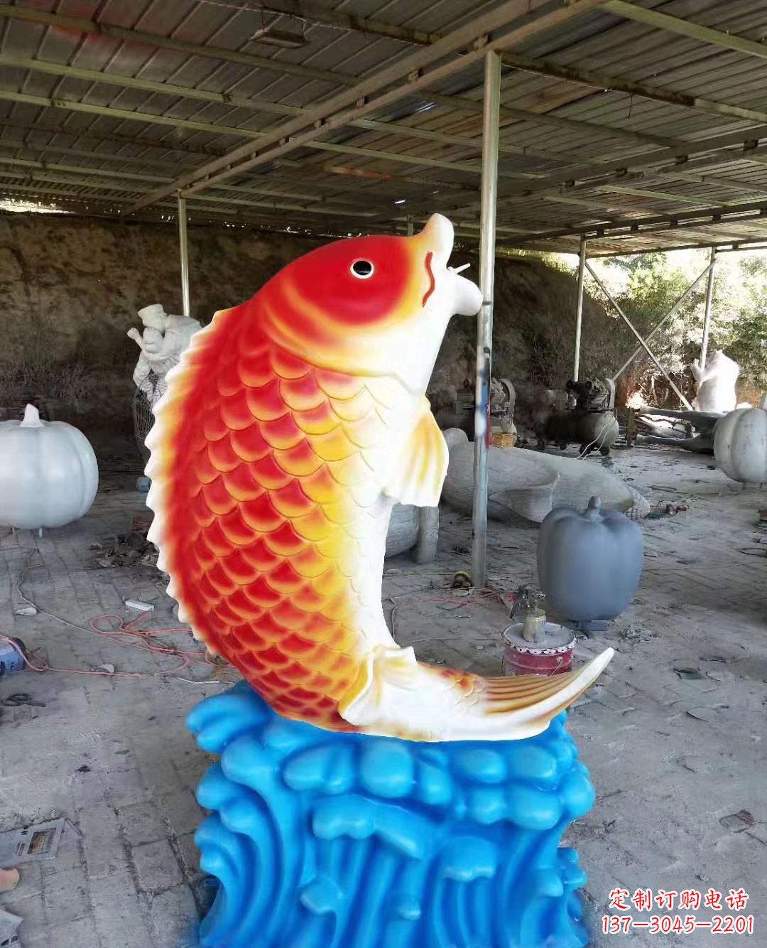 日照玻璃钢制作的精美鲤鱼喷泉雕塑