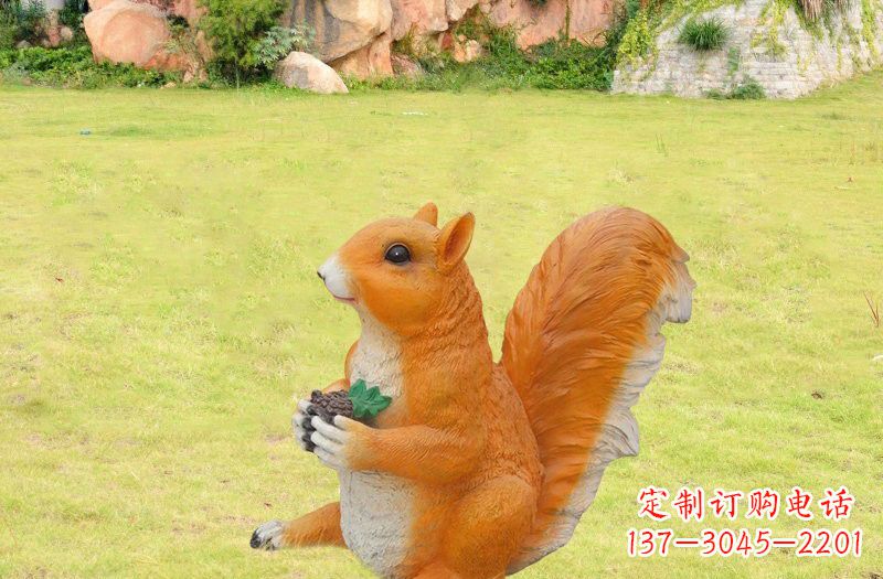 日照玻璃钢制作的松鼠雕塑