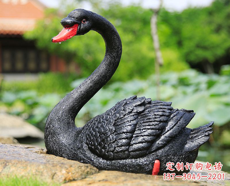 日照玻璃钢雕刻的黑色天鹅——美丽宁静的公园园林摆件
