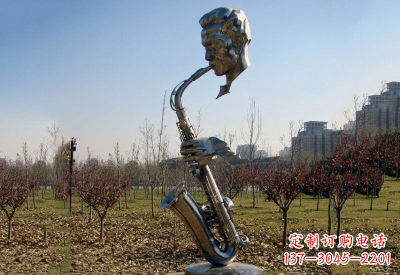 日照静谧而神秘的不锈钢萨克斯雕塑