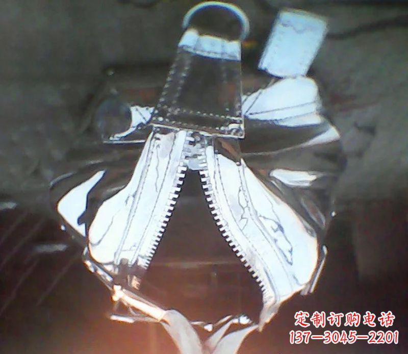 日照精美不锈钢手提包雕塑