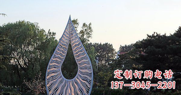 日照水滴雕塑给公园带来流动的美