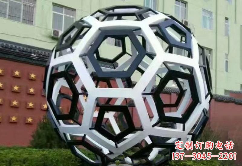 日照不锈钢公园的镂空足球雕塑