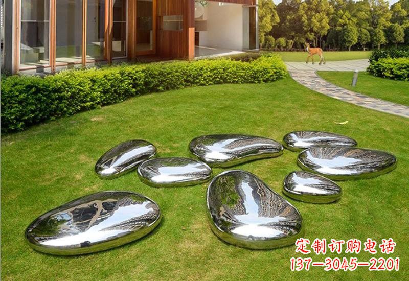 日照不锈钢公园的鹅卵石雕塑