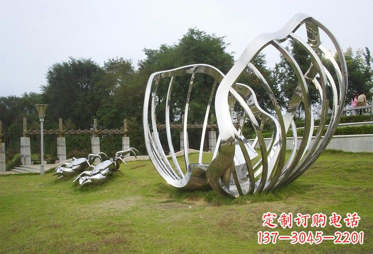 日照不锈钢公园里的贝壳雕塑