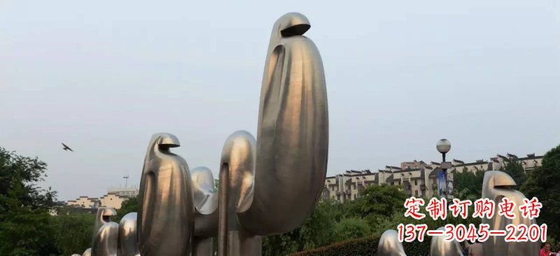 日照不锈钢广场上的骆驼雕塑
