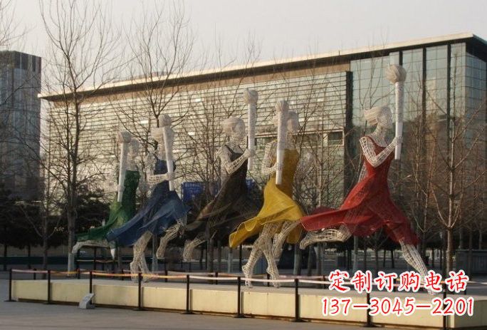 日照不锈钢火炬手雕塑象征着永恒的精神