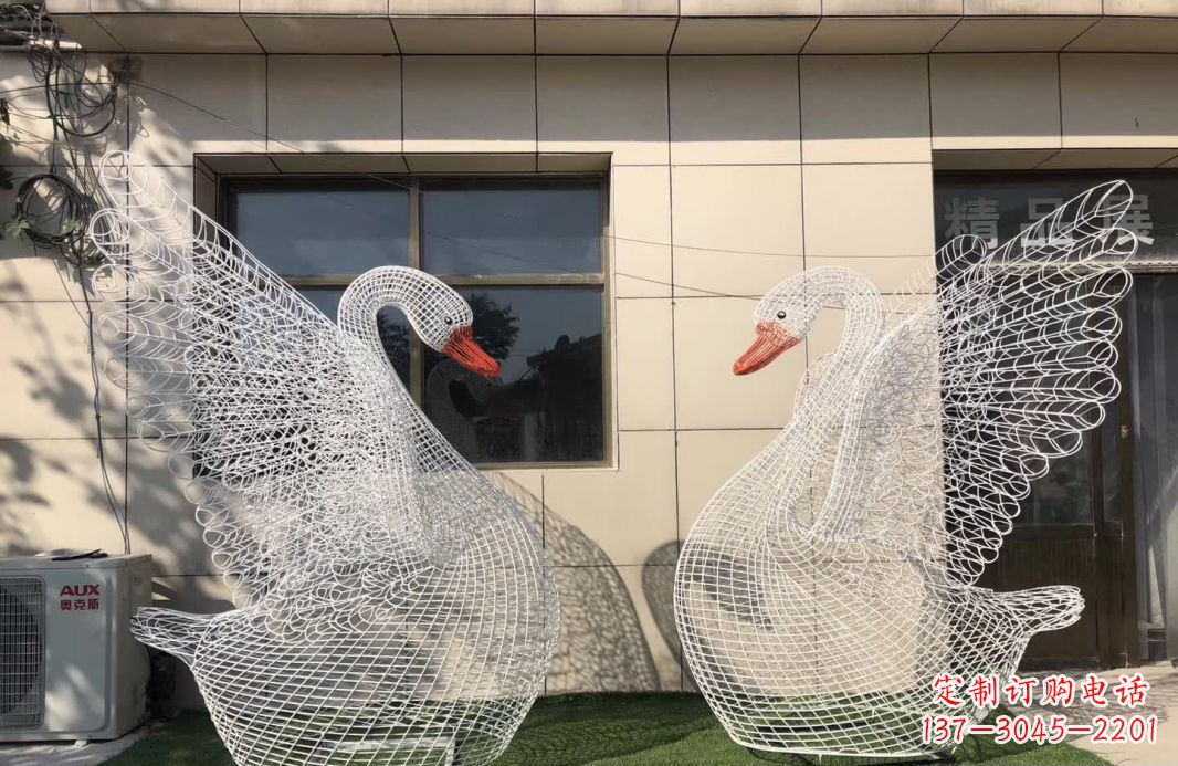 日照不锈钢镂空天鹅雕塑象征着美丽的永恒