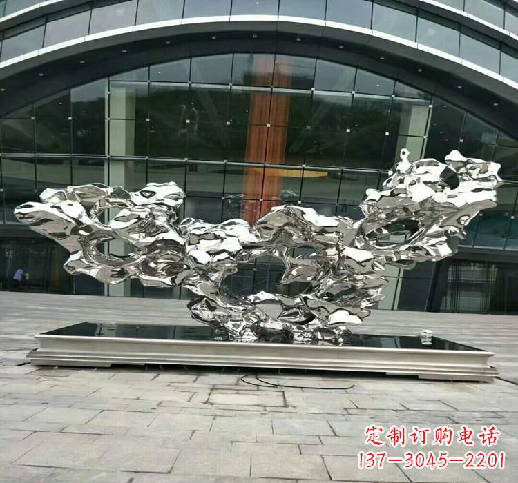 日照灵动的太湖石雕塑