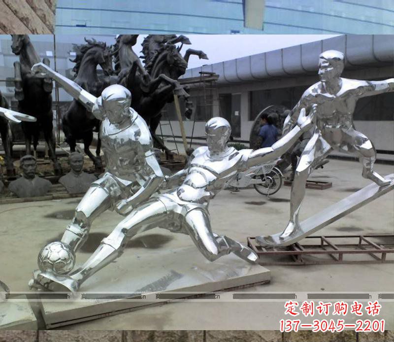 日照玩足球的不锈钢雕塑