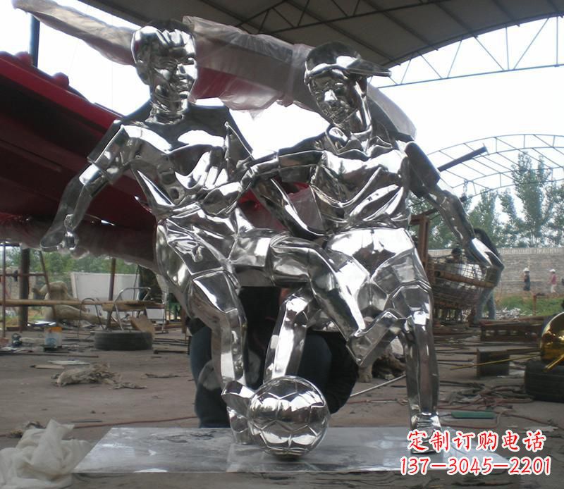日照展现足球精神的不锈钢雕塑