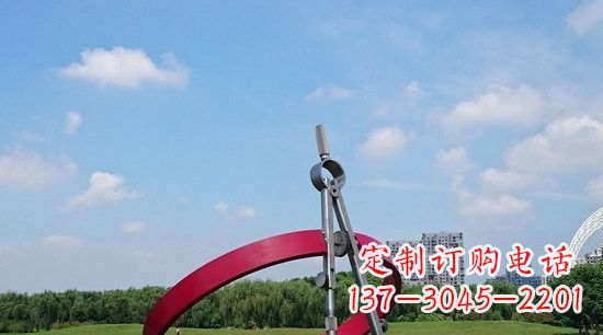 日照不锈钢圆规雕塑环绕着美景