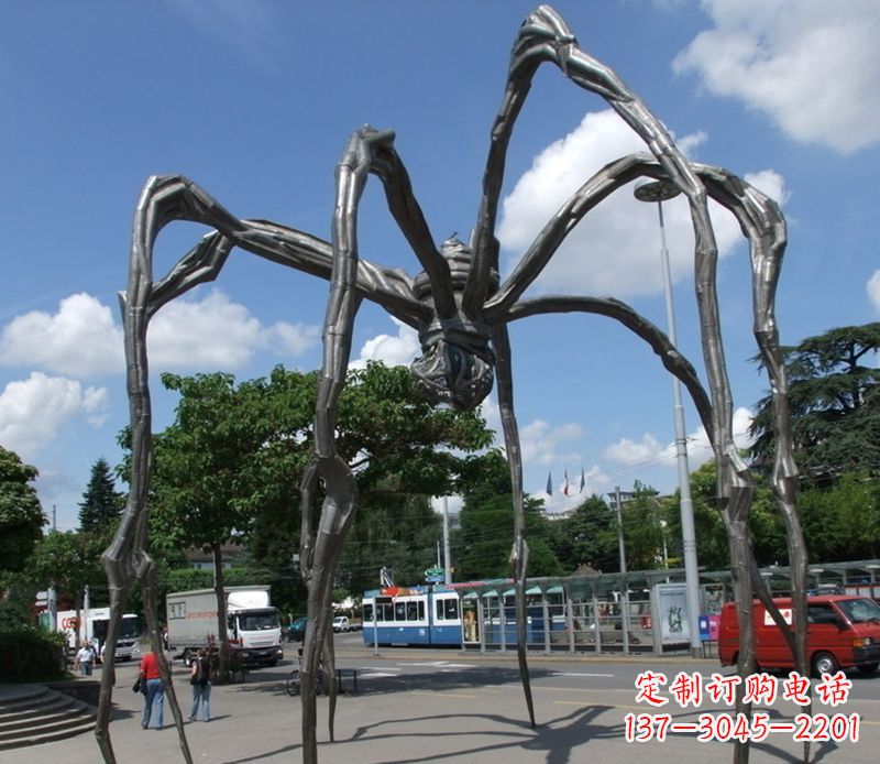 日照蜘蛛侠雕塑点缀不锈钢的景观