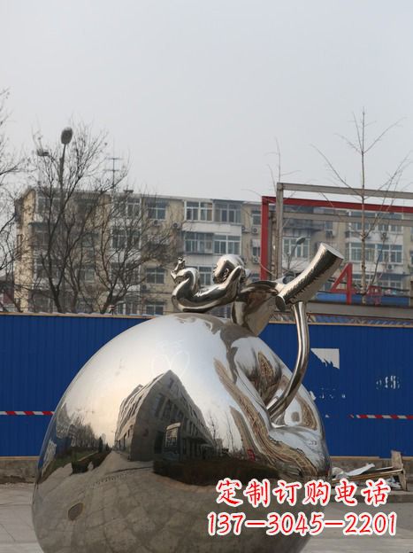 日照城市不锈钢躺在苹果上的小孩雕塑