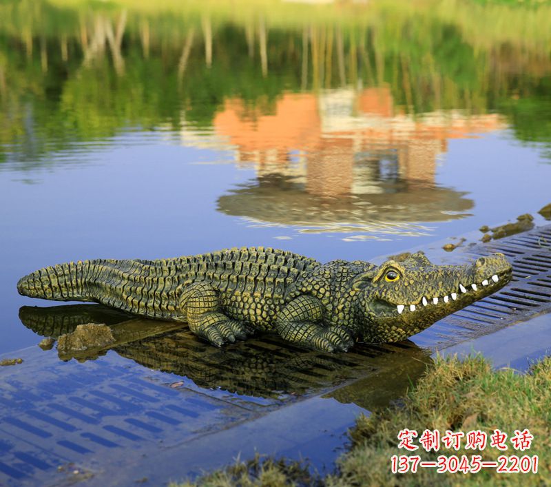 日照池塘水池仿真大鳄鱼雕塑玻璃钢园林水景草丛动物摆件