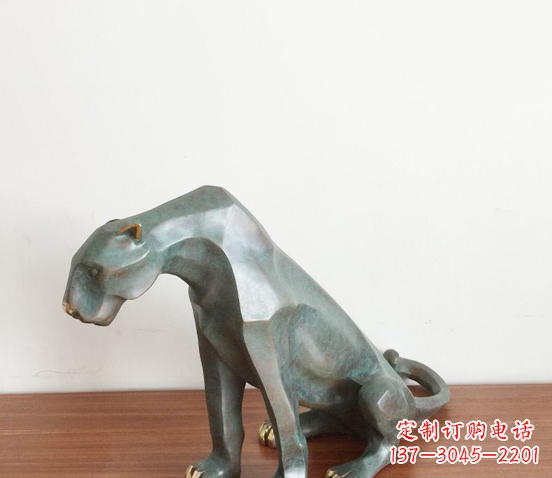 日照绚丽多彩的豹子动物铜雕