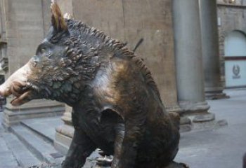 日照野猪雕塑给步行街带来美丽风景