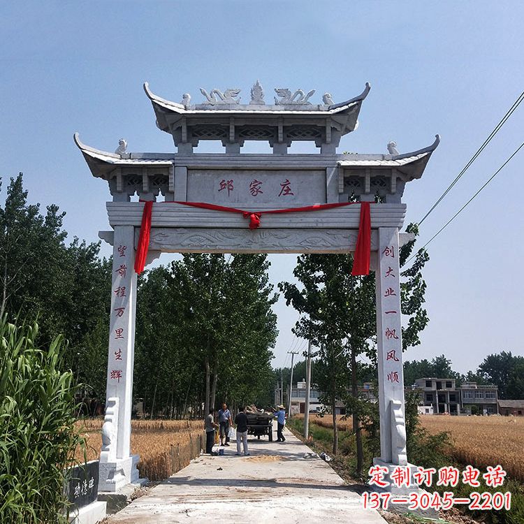 日照古村落中的石牌坊雕塑
