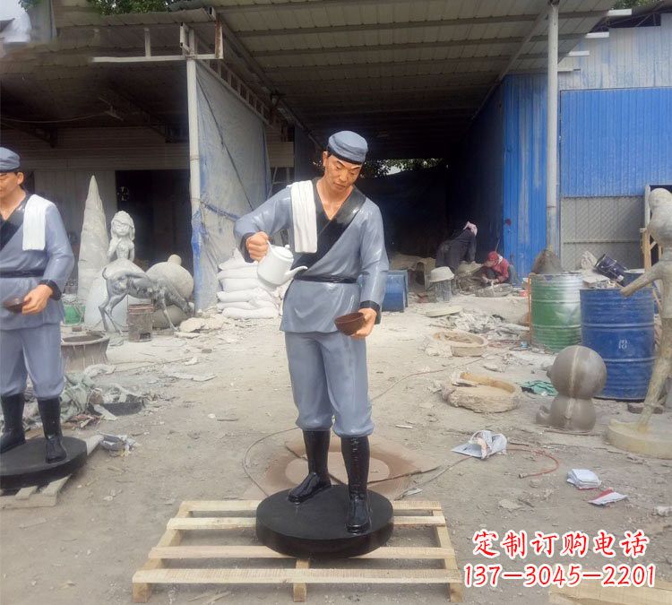 日照饭店门口玻璃钢仿真店小二雕塑