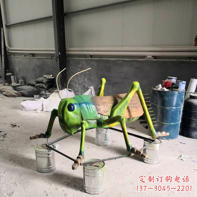 日照仿真蚂蚱玻璃钢蝗虫雕塑