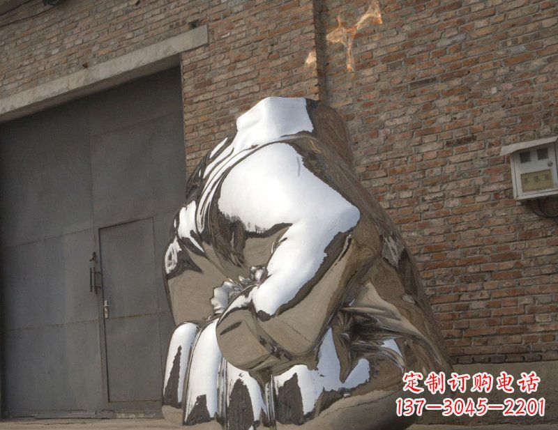 日照冰冷威力,让精神抖动的不锈钢拳头雕塑