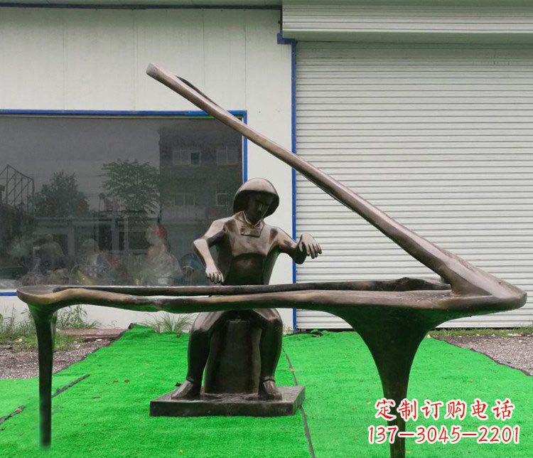 日照公园弹钢琴的抽象人物小品铜雕