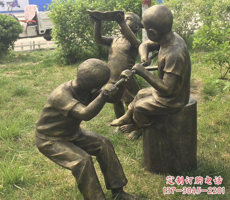 日照公园玩水的儿童铜雕
