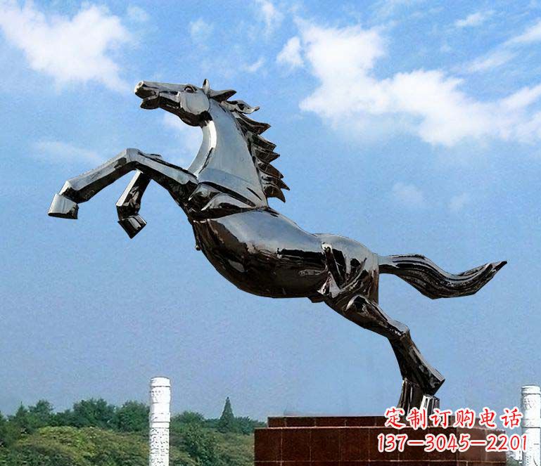 日照浑然天成的激情奔马雕塑