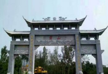 日照景区三门石雕牌楼，是一种典型的古典建筑风…