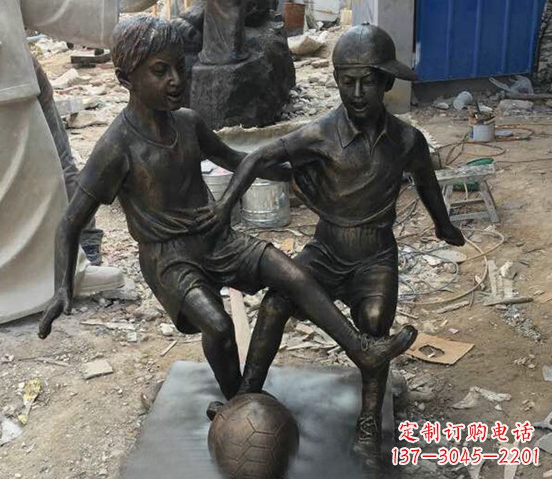 日照踢足球公园人物铜雕