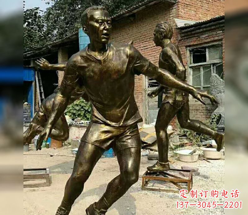 日照踢足球广场人物铜雕