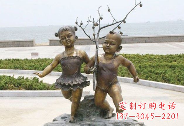 日照玩耍的儿童铜雕