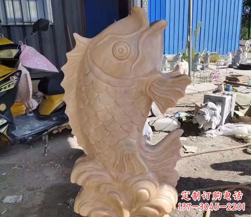 日照晚霞红喷水鲤鱼石雕