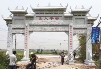 日照质朴粗犷的三间四柱农村石牌坊雕塑