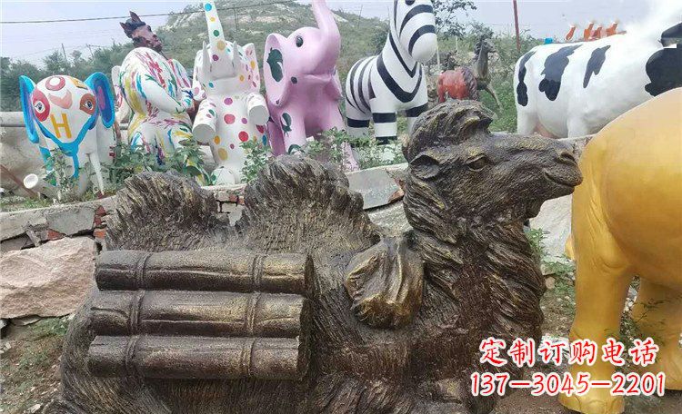 日照卧着的骆驼动物铜雕 (2)
