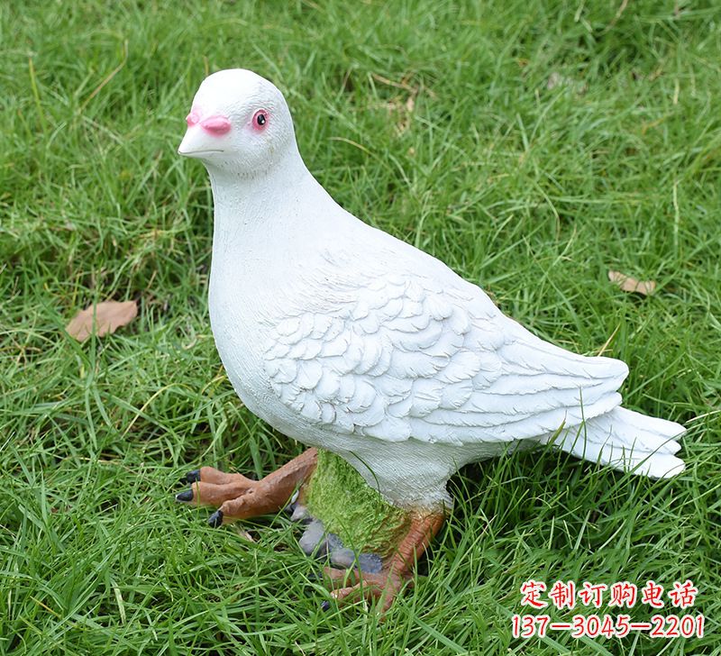 日照西方的鸽子雕塑
