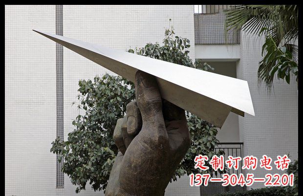 日照小区不锈钢手拿纸飞机雕塑