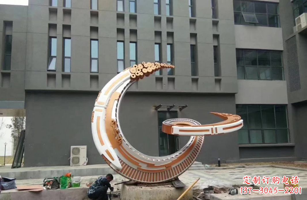 日照小区抽象不锈钢月亮雕塑