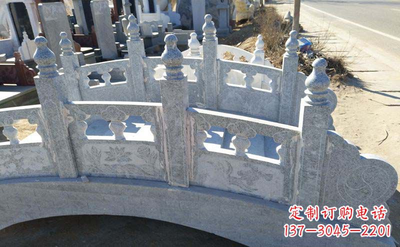 日照小区公园大理石拱桥