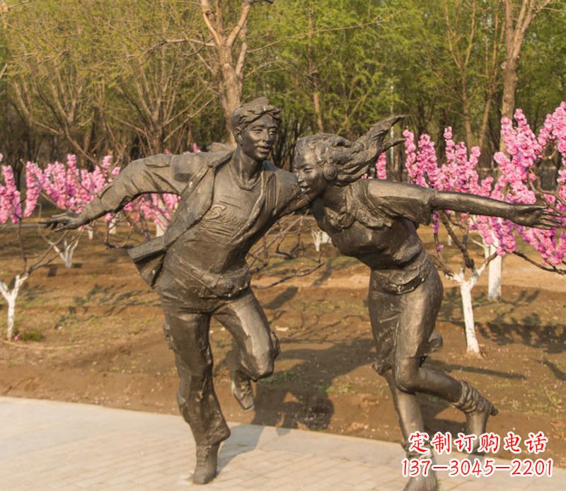 日照游玩的情侣铜雕