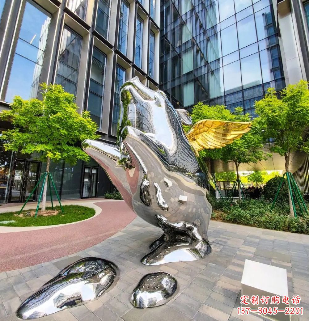 日照猪雕塑-酒店门口一只带翅膀不锈钢镜面猪雕塑